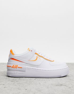 Zapatillas en blanco y naranja Air Force 1 Shadow de Nike | ASOS