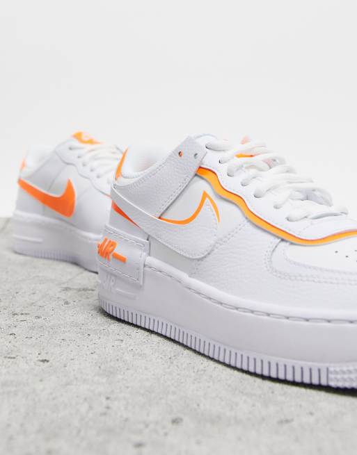 Tortuga exilio cuadrado Zapatillas en blanco y naranja Air Force 1 Shadow de Nike | ASOS