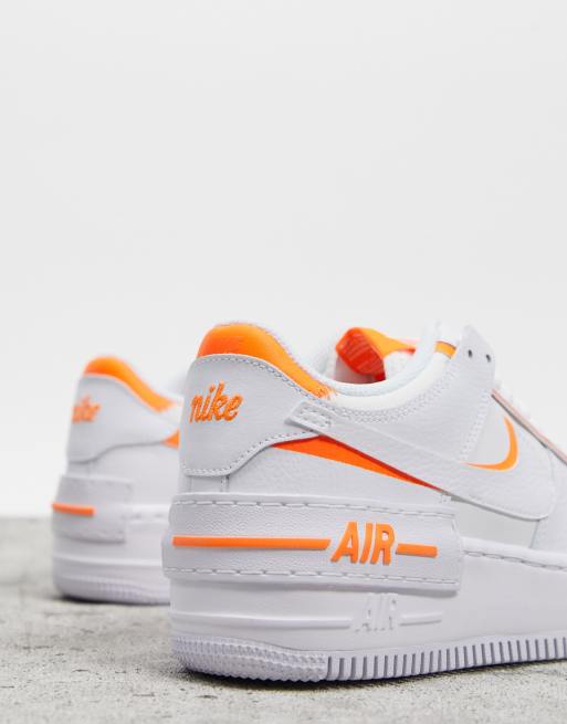 Tortuga exilio cuadrado Zapatillas en blanco y naranja Air Force 1 Shadow de Nike | ASOS