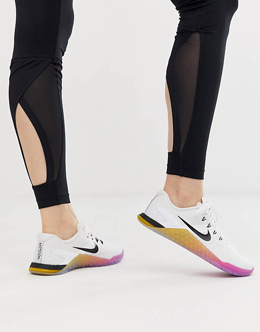 Zapatillas en blanco y naranja de Nike Training | ASOS