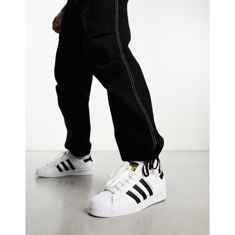 Registrarse Cría Guia Zapatillas en blanco y negro Superstar de adidas Originals | ASOS