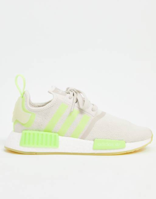 Zapatillas en color hueso y amarillo NMD_R1 de adidas Originals
