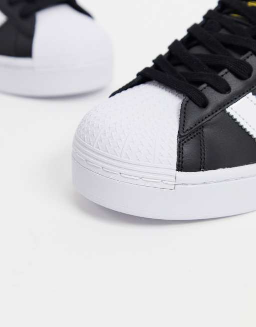 Zapatillas en negro y blanco con plataforma Bold de adidas Originals ASOS