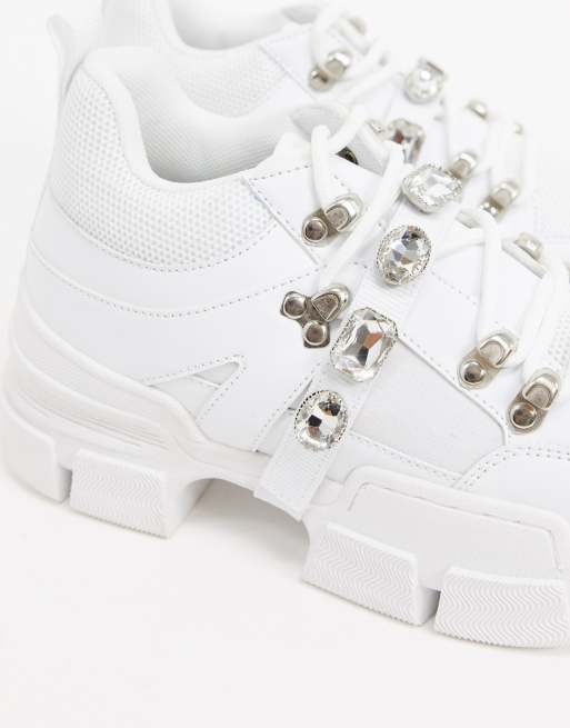 Zapatillas gruesas con bisutería en blanco de Truffle Collection, 2 de 4