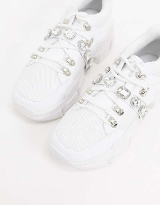 Zapatillas gruesas con bisutería en blanco de Truffle Collection, 4 de 4