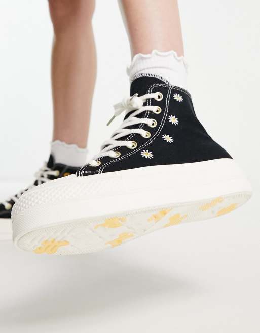 vans negras con flores bordadas