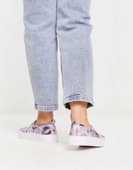 Zapatillas lilas sin cierres con estampado celestial de lona Dotty de ASOS DESIGN Wide Fit, 2 de 4