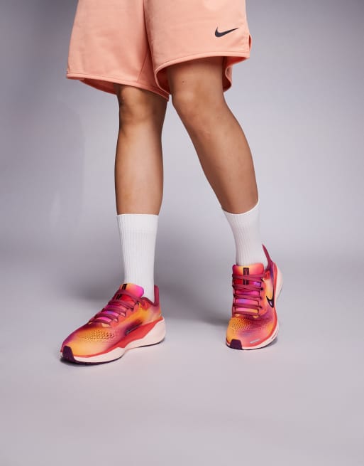 Zapatillas rosas y naranjas Air Zoom Pegasus 41 de Nike Running, 3 de 5