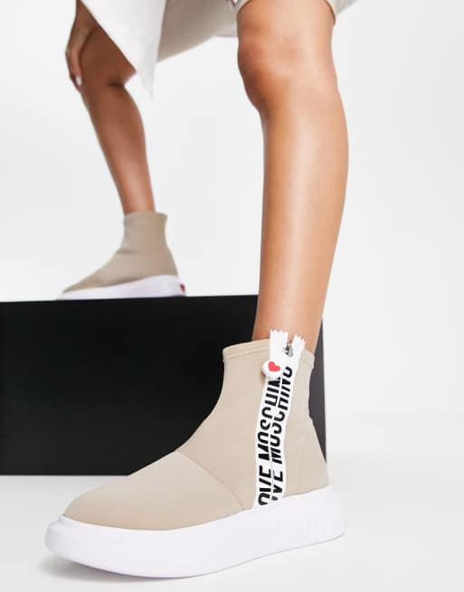 Zapatillas tipo calcetín beis con logo de Love Moschino, 3 de 4