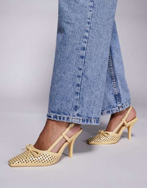 Zapatos amarillos de tacón destalonados con detalle de lazo y diseño calado a láser Alchemy de Public Desire