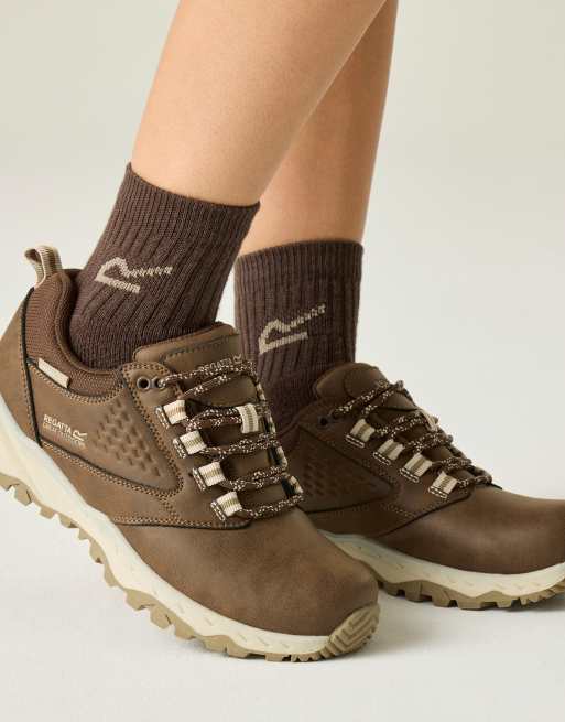 Zapatos beis cálido castaño de caña baja impermeables para mujer Amble de Regatta, 2 de 4