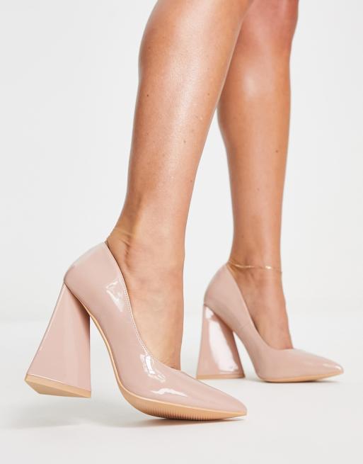 Zapatos beis de salón con tacón de bloque de charol de Glamorous Wide Fit , 4 de 4