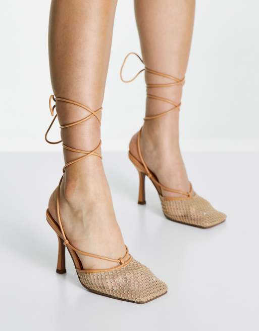 Zapatos beis de tacón con puntera cuadrada y diseño adornado anudado a la pierna Princella de ASOS DESIGN