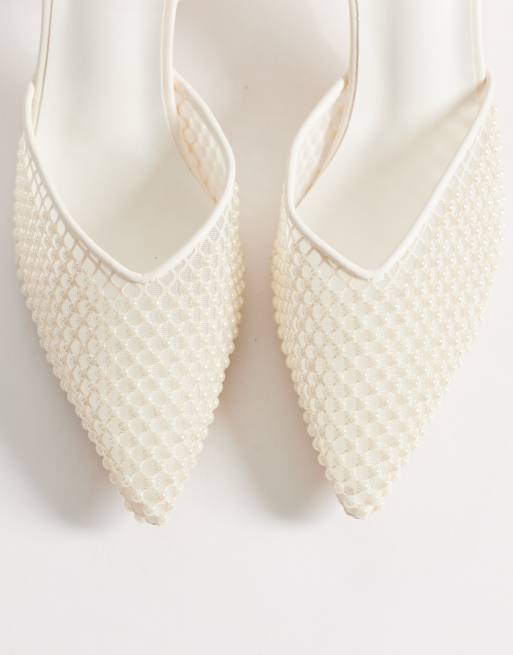 Zapatos blanco marfil de tacón bajo con perlas de Glamorous Wide Fit, 2 de 4