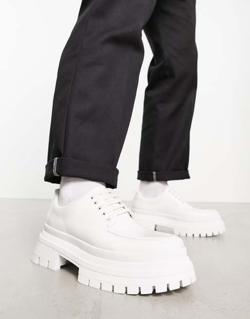 Zapatos blancos con cordones, suela gruesa y detalle de costuras de cuero sintético de ASOS DESIGN