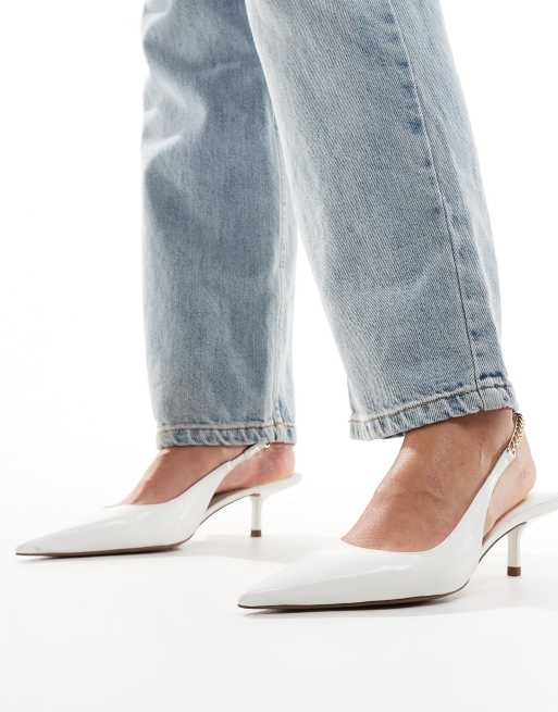 Zapatos blancos de tacón bajo con tira talonera de cadena Sharp de ASOS DESIGN