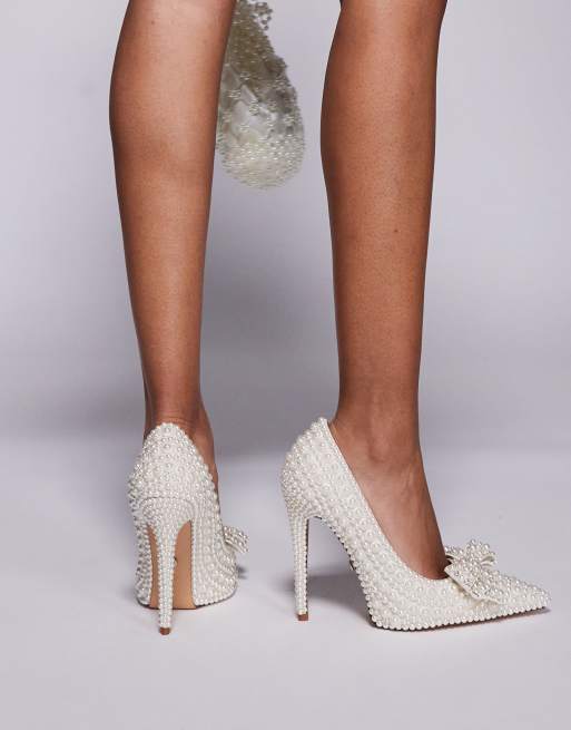 Zapatos blancos de tacón con diseño adornado con perlas Naamah de Azalea Wang, 2 de 4