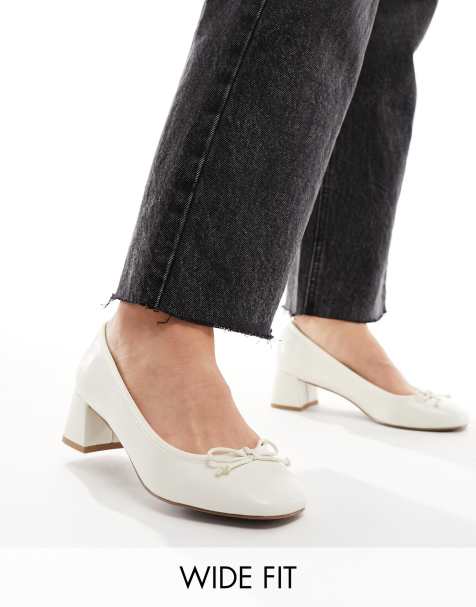 Zapatos blancos de tacón medio grueso con detalle de lazo Steffie de ASOS DESIGN Wide Fit - view 1