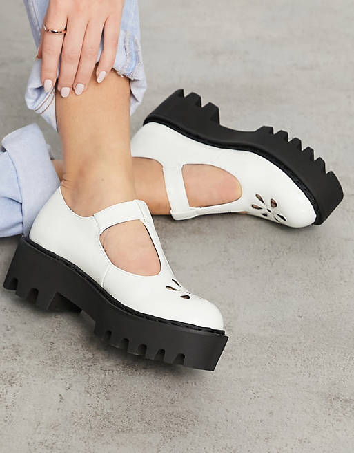 Dardos Inesperado Enemistarse Zapatos blancos estilo merceditas con tira en T y plataforma gruesa de  charol de Lamoda | ASOS