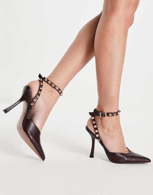 Zapatos burdeos con tacón de aguja alto y tachuelas Pearson ASOS DESIGN Wide Fit | ASOS