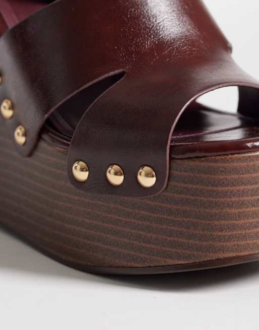 Zapatos burdeos de cuña con diseño calado y tachuelas Tamara de ASOS DESIGN, 2 de 4