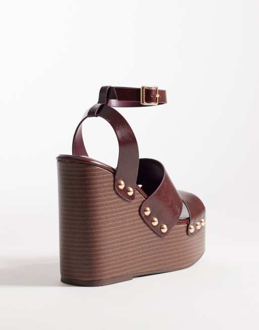 Zapatos burdeos de cuña con diseño calado y tachuelas Tamara de ASOS DESIGN, 3 de 4