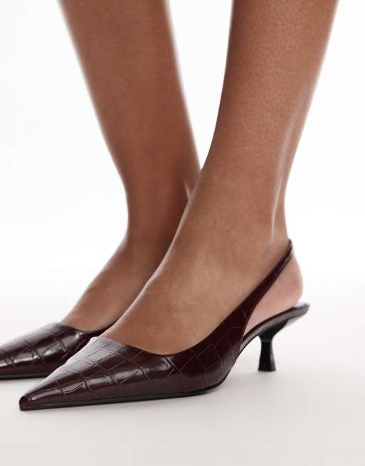 Zapatos burdeos destalonados de tacón con efecto piel de cocodrilo