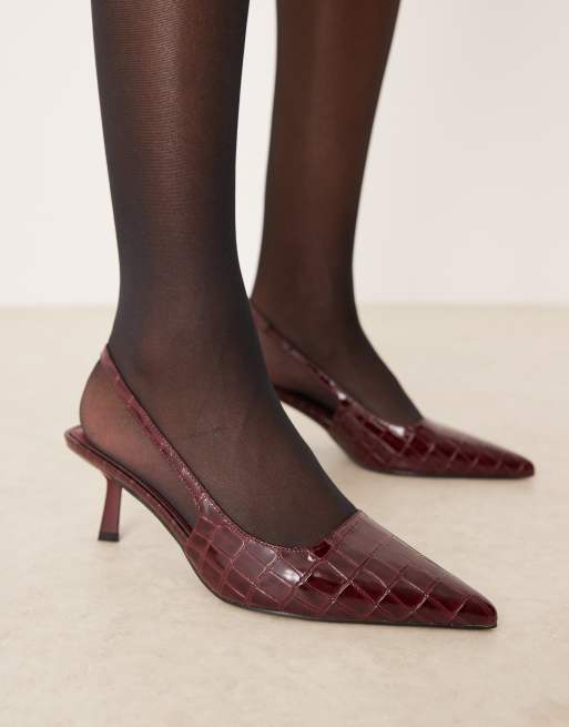 Zapatos burdeos efecto piel de cocodrilo destalonados de tacón bajo de charol Laura de RAID, 2 de 4