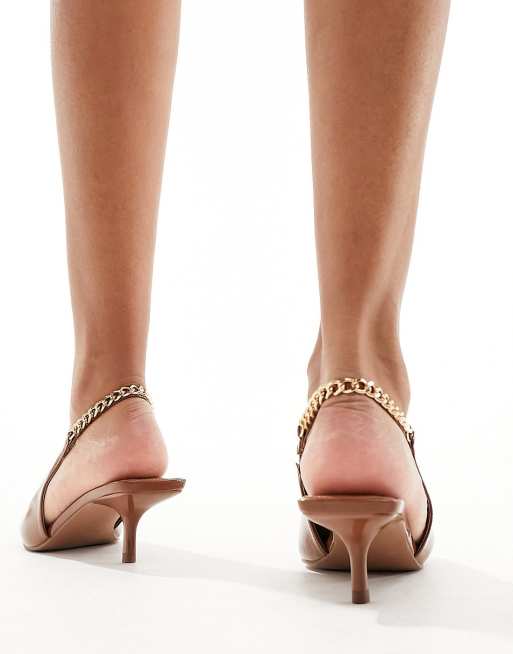 Zapatos color caramelo de tacón bajo con tira talonera de cadena Sharp de ASOS DESIGN, 3 de 4
