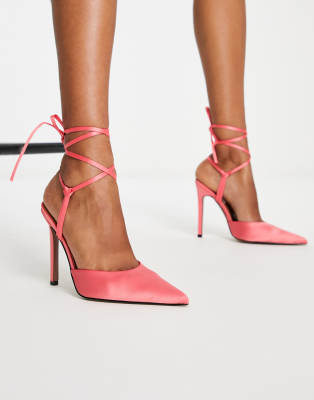 Zapatos color coral con tac n alto y dise o de tiras anudadas al