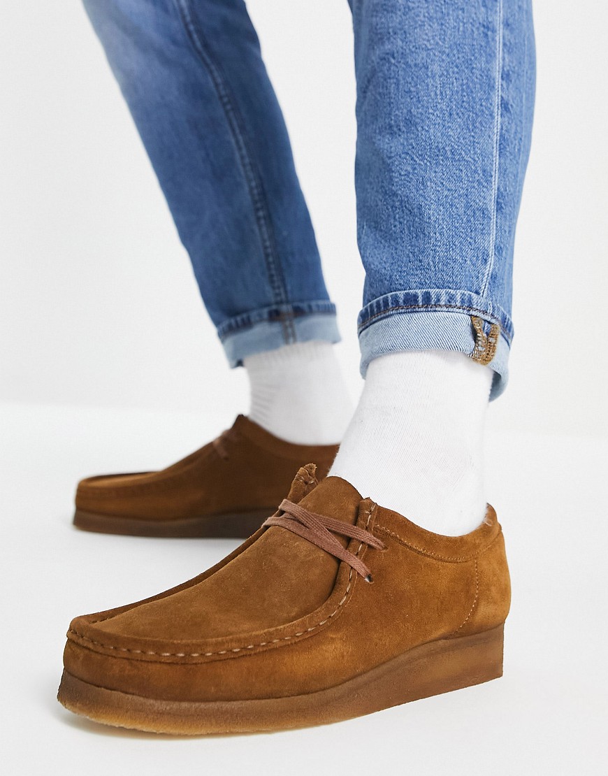 zapatos color tostado de ante wallabee de clarks originals-marrón