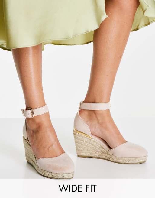 Zapatos de cuña beis horma ancha con cerrada de Truffle Collection | ASOS