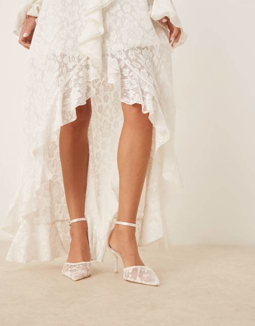 Zapatos de novia blanco marfil de tacón bajo de encaje Vennie de Be Mine, 3 de 4
