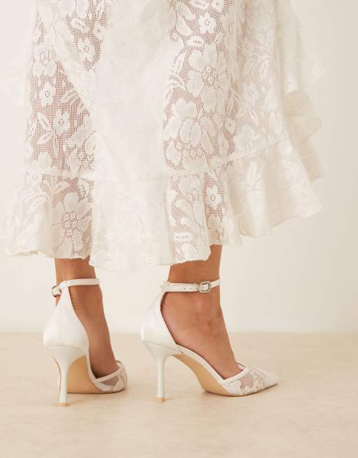Zapatos de novia blanco marfil de tacón bajo de encaje Vennie de Be Mine, 4 de 4