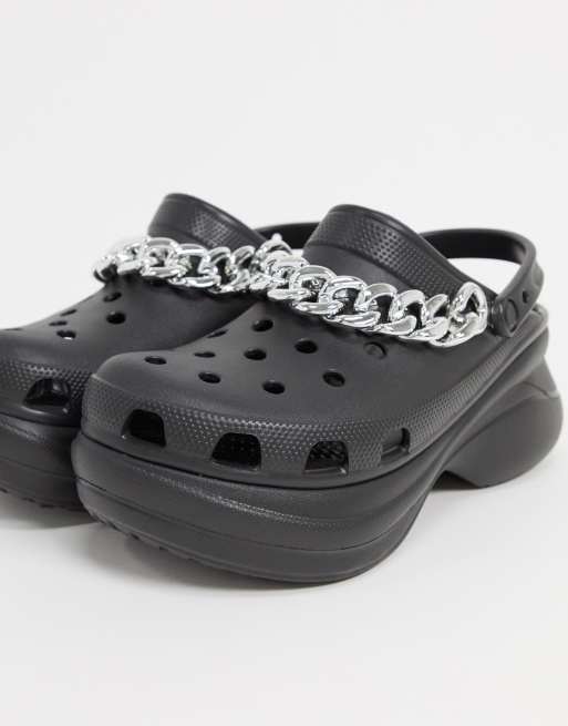 Zapatos de plataforma en negro con detalle de cadena Bae de Crocs | ASOS