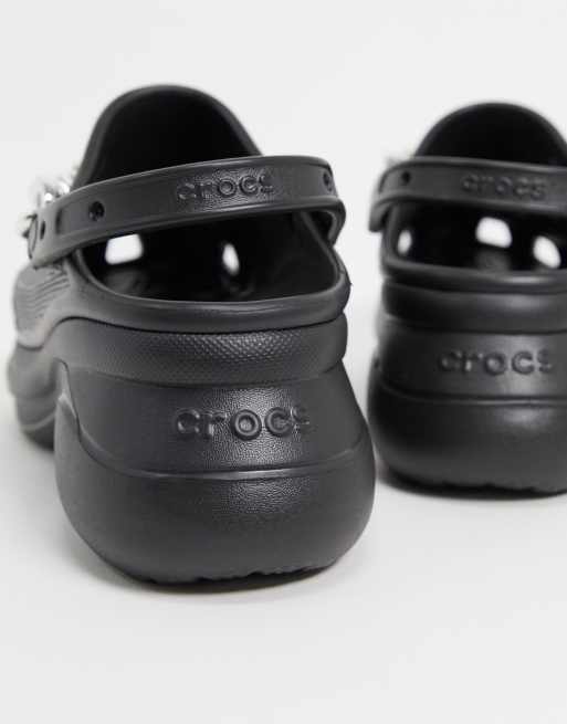 Zapatos de plataforma en negro con detalle de cadena Bae de Crocs | ASOS