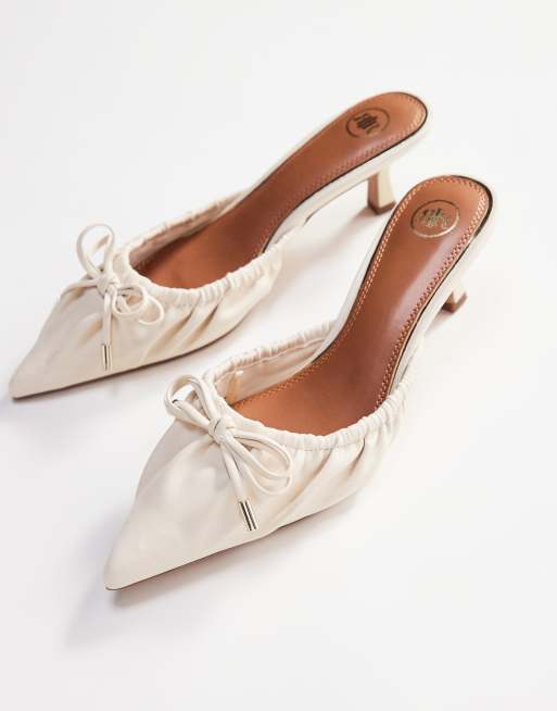 Zapatos de salón color crema con tacón bajo y diseño fruncido de River Island