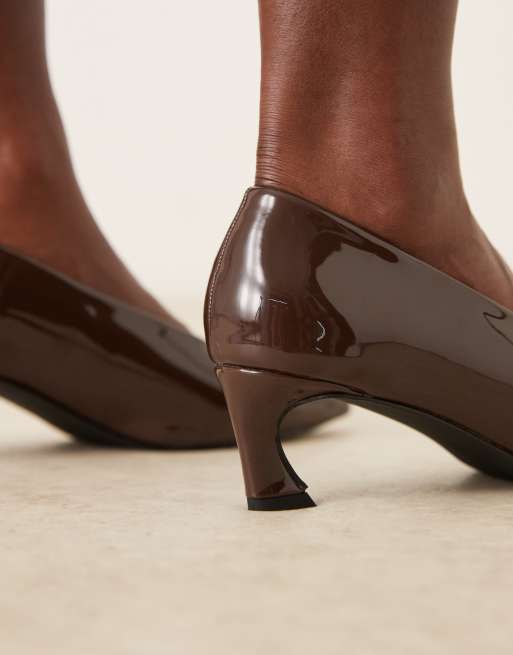 Zapatos de salón marrón chocolate de tacón bajo de charol de Glamorous, 3 de 4