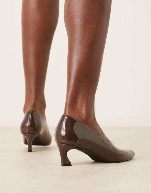 Zapatos de salón marrón chocolate de tacón bajo de charol de