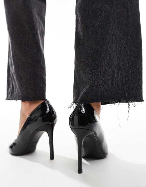 Zapatos de salón negros con tacón de aguja y puntera fina de charol de SEQWL, 2 de 3