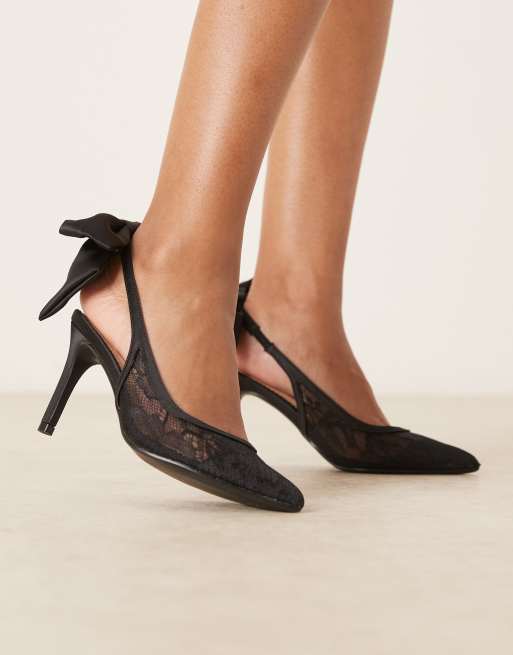 Zapatos de salón negros de tacón alto con puntera fina y detalle de lazo de Glamorous Wide Fit