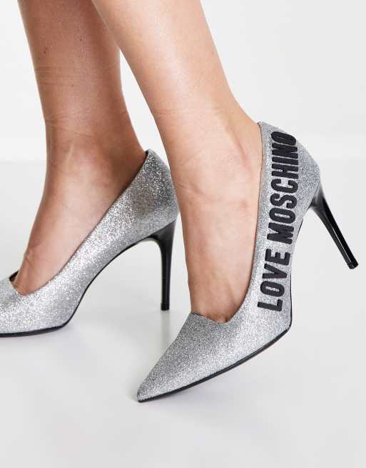 Zapatos de salón plateados con tacón alto y puntera fina de purpurina de Love Moschino