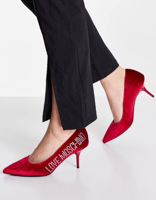 Zapatos de salón rojos con tacón de terciopelo de Love Moschino