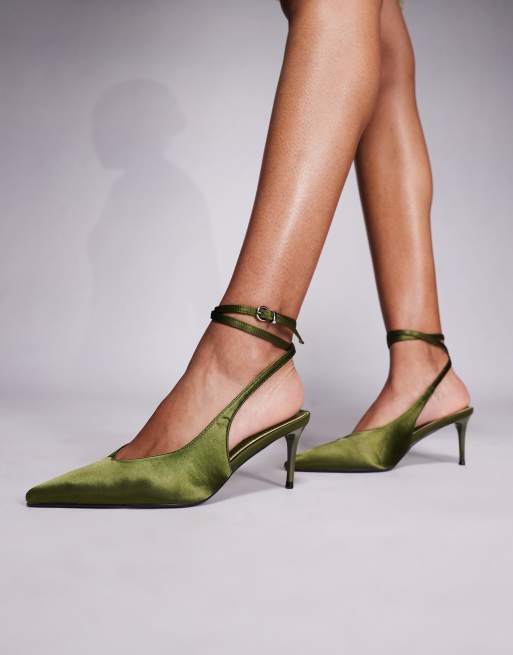 Zapatos de salón verde oliva de tacón con diseño anudado a la pierna de satén Sonika de Simmi London