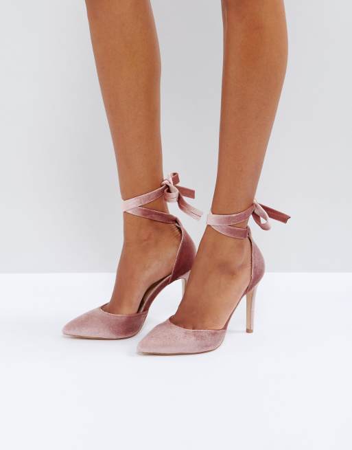 Zapatos de tacón altos con puntera en punta y detalle anudado en el tobillo de Truffle Collection
