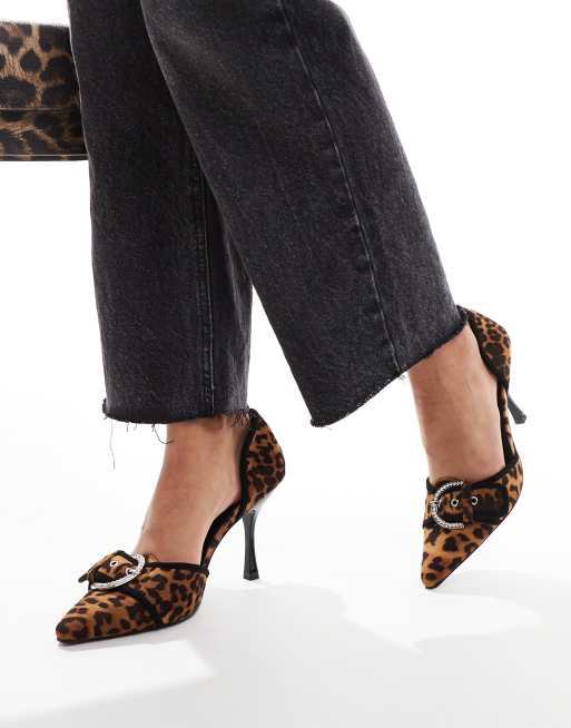 Zapatos de tacón con puntera fina, diseño de leopardo en dos partes y detalle de hebilla adornada Elton de Public Desire