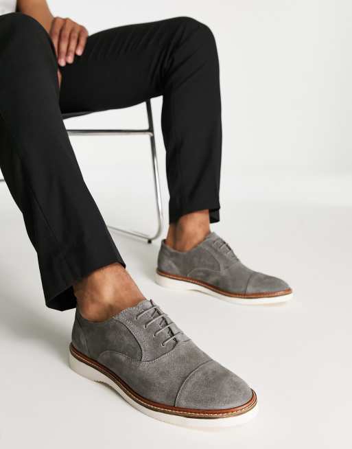 Zapatos Derby grises con cordones y suela blanca de cuña de ante de ASOS DESIGN