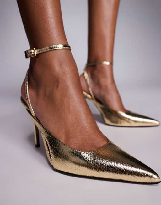 Zapatos dorados de tacón alto con acabado efecto piel de serpiente