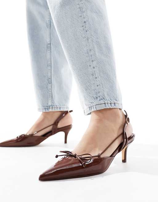 Zapatos marrón chocolate de tacón con puntera fina y detalle de lazo de charol Rai de Public Desire