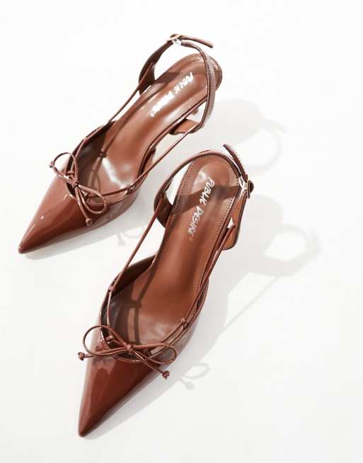 Zapatos marrón chocolate de tacón con puntera fina y detalle de